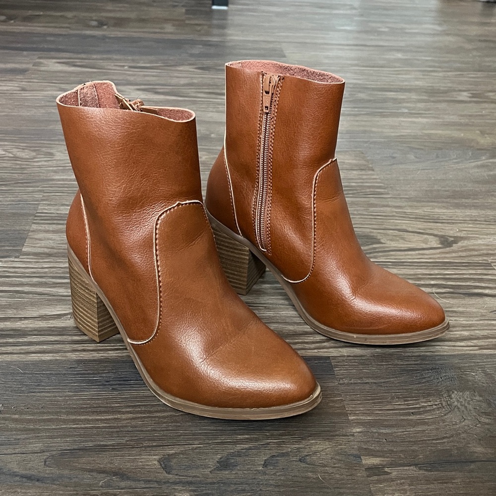 Universal Thread Tan Brown Faux Leather Block Heel Ankle Boots